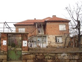 Кирпичный дом в деревне